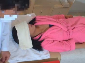 媚薬マッサージで白目痙攣繰り返す感度が抜群に良い女性器にためらいなく膣内発射繰り出す整体師