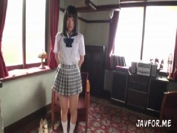 黒髪清楚系の美少女女子校生が巨根イラマチオで可愛い顔が歪む