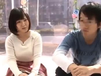 巨乳の垂れ目お姉さんが友人の童貞男をマジックミラー号で優しく筆おろし性交