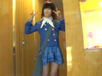 細見スレンダーな天然美少女系のコスプレイヤーさんと2人っきりの部屋でオフハメ撮り