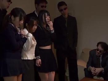 とても綺麗な姉妹と母親までも首輪を嵌められて性奴隷となった一家