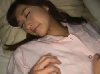 夜這いで寝込みを襲われて強引に精液口内射精される凄く綺麗な人妻