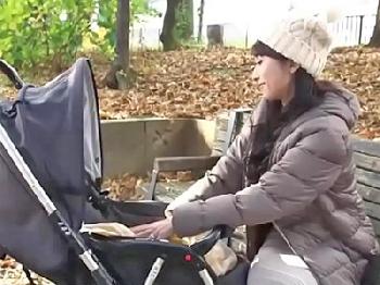 公園で知り合ったベビーカーを引く人妻と不貞交尾