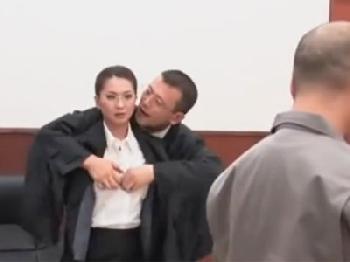 誰にも認識されなくなってしまった男が法廷内で大暴れ性行為