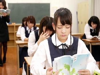 いつ何時ドロドロ精子がかかってもおかしくない女子校生!!授業中でも顔面に精液が降り注ぐ