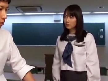 校内NO1美少女女子校生が巨根男と親密な性行為