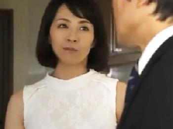 奥さん‥飾ってある家族写真伏せて何する気なの