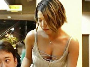 豊満おっぱいをむにゅっと胸を顔に押し当て誘惑!!美容師の手コキサービス抜き