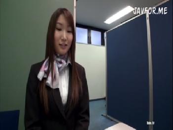 黒パンストな制服の素人受付嬢をインタビューしながら少しずつセックスに持ち込んでいく