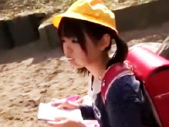 公園に一人で居た女の子をお菓子で釣って自宅で女性器内射精!!