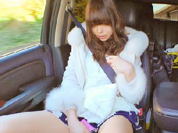 移動中から辛抱出来ずにローター使いだす美少女とハメ旅行