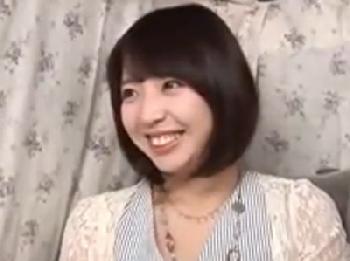 笑顔が素敵なショートヘア黒髪人妻をナンパ→男優ペニスを曝け出して寝取られハメ