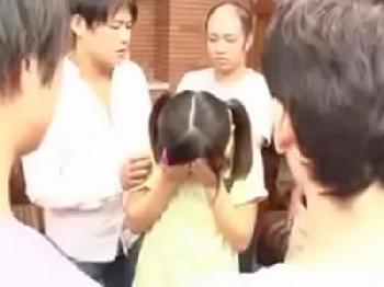 お父さんとの近親関係がバレてお兄ちゃんに輪姦される娘