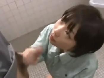 ショートヘアの可憐な美少女が便所の中でいきり勃ったペニスをフェラチオご奉仕