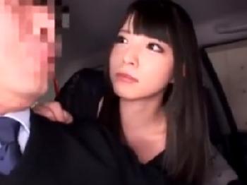 巨乳美少女がタクシー運転手を痴女って車内で馬乗り騎乗位性的逆暴行W