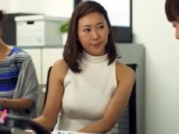 共働きの夫とはすれ違う毎日に嫌気がさした人妻オフィスレディが上司と密通交尾