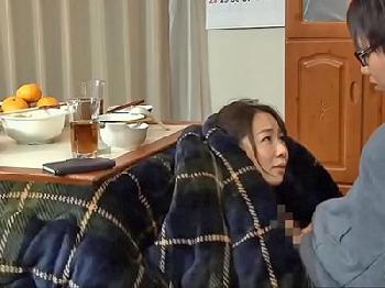 コタツの中で夫の真横で息子に痴女る母親