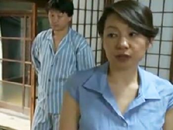 義理息子のペニスをなし崩し的に受け入れる熟女人妻