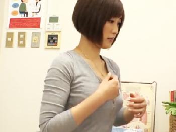 変態な医師がとても綺麗な若妻の膣内検査中にフル勃起して診察台の上で非人道的な寝取り中出し発射