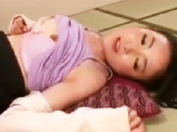 夫の寝ている横で義理の父親に股間の穴へ直接射精されるとても綺麗な息子嫁