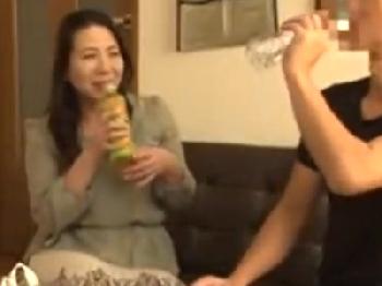 久しぶりのSEXで女を取り戻した熟女人妻を盗撮