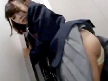 エレベーターに便所で…性的暴行されて抵抗しながらも潮吹きが止まらない女子校生