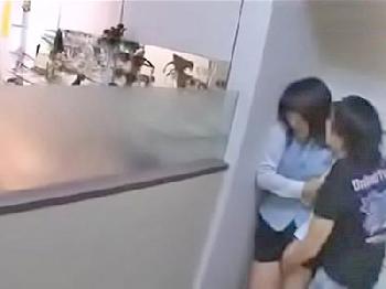 接客中に襲われて声を押し殺すおとなしそうなメガネ屋店員