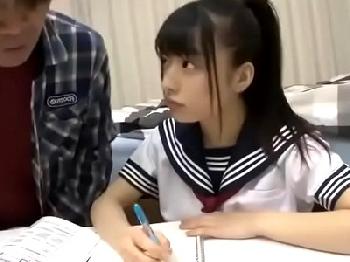 ポニーテールのチャーミングな妹が寝ている間にイタズラ性行為