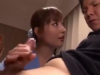 手コキからの騎乗位腰振りで見事にオメコに挿入したまま射精に誘導するボイン痴女