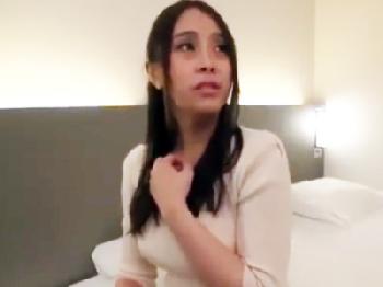 ナンパした素人女子大生がモテない巨根男子の高速ピストンに感じすぎてぶっ飛び寸前