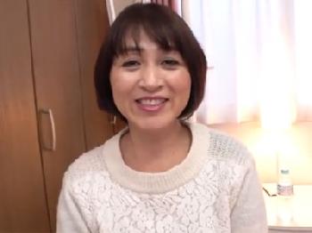 朗らかに笑う癒し系の熟女人妻がガチ女性器内射精で月経を取り戻す