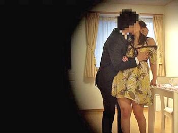 妻の浮気を疑う夫が友人を使って寝取らせ盗撮