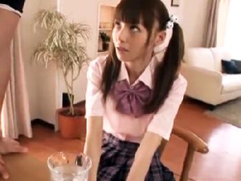 押しに弱くて頼まれたら誰とでもやる美少女女子校生