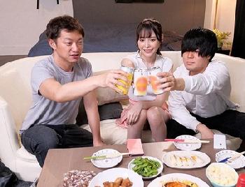 友人の彼女が…友人が寝落ちした途端に杭打ちで色仕掛けしてくるビッチW