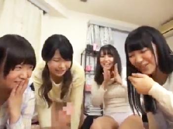 大はしゃぎでペニスをいじる美少女たちと乱交ハーレムでコンドーム未装着で孕ませ射精