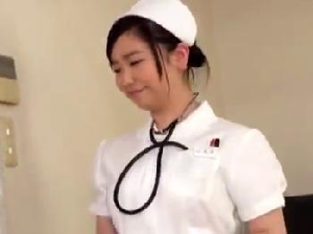 好色ナースが入院患者のペニスを取り合う複数人での性行為