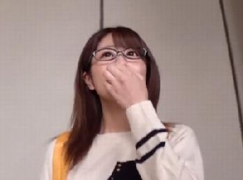 メガネが似合う優等生そうな素人ナンパ→顔からは想像できない形のいい巨乳に避妊具未装着で膣内射精