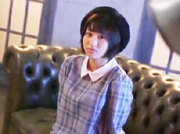 電動マッサージ器でいじめられて大人ピストンに感じまくる黒髪ショートヘアの童顔娘