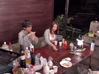 キャンプ場で知り合った若い男と青姦する人妻