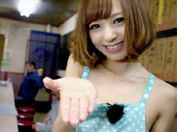 ぶらり旅の途中で隙を見つけてはペニスをシゴく美女