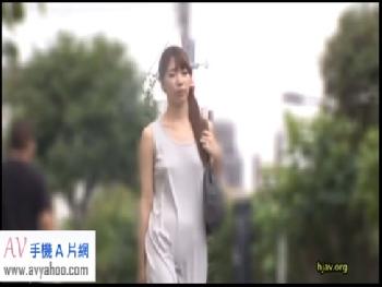 ノーブラのまま外出する無防備人妻が性的凌辱される