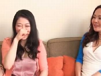 友人と一緒に不貞交尾に花を咲かせる熟女人妻たち