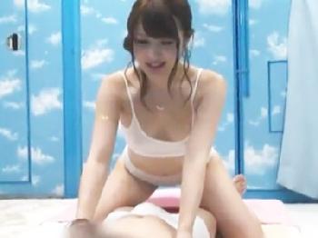 海水浴中の友人男女が相互マッサージで性的興奮してヤるまでをバッチリ撮影W