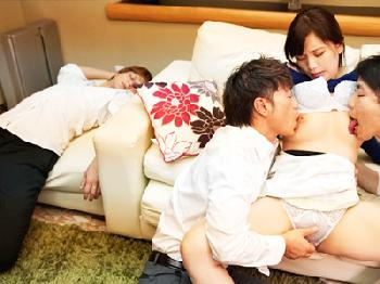 まだ20代の若妻が浮気性な夫へのあてつけに上司と浮気