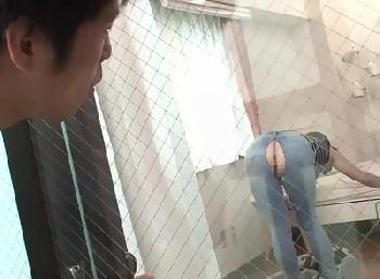 ウソだろ…丸見えやん!!ジーンズが破けて股間のワレメが丸見えな隣のマダムを性的暴行膣内射精!!