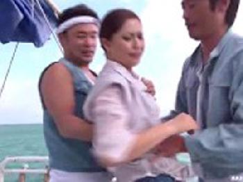 父の跡を継いで海に出た女→荒々しい男漁師たちの餌食