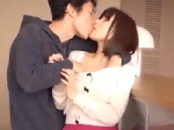 近くに彼氏がいるのにオイルマッサージで発情→寝取られ挿入される美女