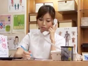 品行方正に働くとても綺麗な女性整体師がペニスの誘惑に負け施術中に挿入