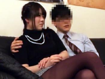 別室で友人が抱かれてる事に興奮を覚えた素人娘が変態男を拒まずにコンドーム未装着の膣射性交