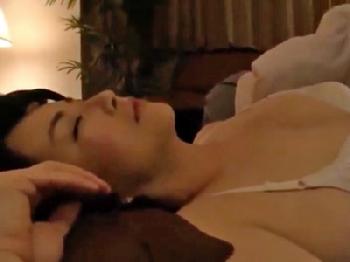 夫の眠る横で義弟に夜這いされ懸命に声を押し殺す妻